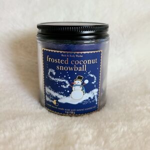NWT Bath and Body Works "Frosted Coconut Snowball" candle 💙
